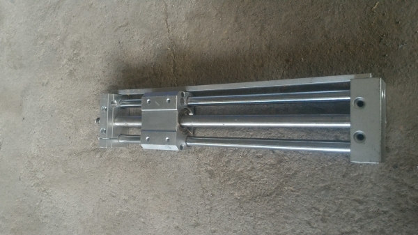 อุปกรณ์เคลื่อนที่ด้วยลมยี่ห้อ SMC จากญี่ปุ่น เคลื่อนที่ได้ระยะ 200 มม. ตามภาพ