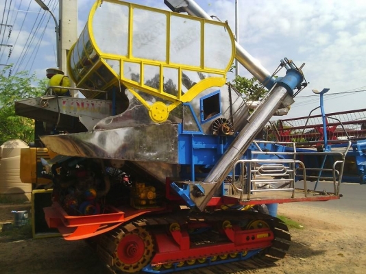 ขายรถเกี่ยวข้าวไทยเจริญ อุ้ม 2.5ตัน เครื่อง210เทอร์โบ ปั้มคู่22 ตัวเดิน10