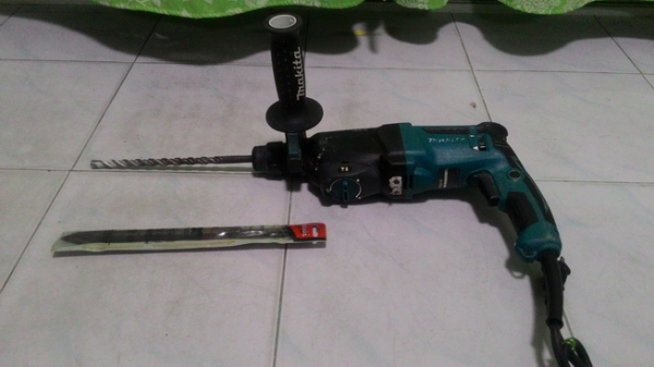 สว่านโรตารี่ ทำงาน3 ระบบ รุ่นใหญ่ของmakita มีระบบซับแรงสะเทือน ที่ด้ามมีหลอดไฟให้แสงสว่างเผื่อ ไว่้ใช้งานในที่มีแสงสว่างน้อย ครบๆครับรุ่นนี้