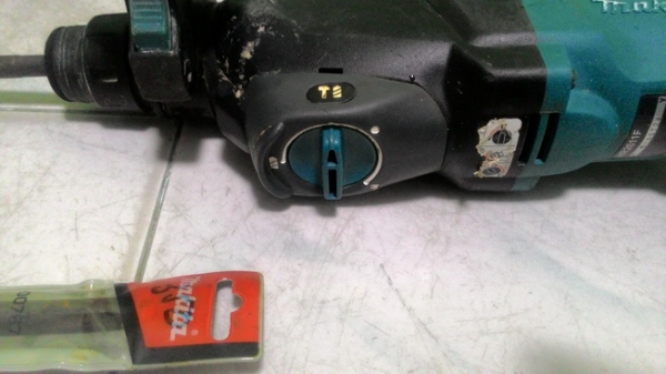 สว่านโรตารี่ ทำงาน3 ระบบ รุ่นใหญ่ของmakita มีระบบซับแรงสะเทือน ที่ด้ามมีหลอดไฟให้แสงสว่างเผื่อ ไว่้ใช้งานในที่มีแสงสว่างน้อย ครบๆครับรุ่นนี้ สว่านโรตารี่ ทำงาน3 ระบบ รุ่นใหญ่ของmakita มีระบบซับแรงสะเทือน ที่ด้ามมีหลอดไฟให้แสงสว่างเผื่อ ไว่้ใช้งานในที่มีแสงสว่างน้อย ครบๆครับรุ่นนี้