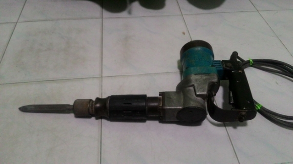 เครื่องสกัดคอนกรีต makita รุ่น 0810 แท้ๆ สภาพพร้อมทำงานได้เลยครับ