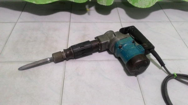 เครื่องสกัดคอนกรีต makita รุ่น 0810 แท้ๆ สภาพพร้อมทำงานได้เลยครับ