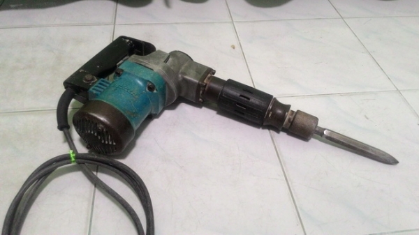 เครื่องสกัดคอนกรีต makita รุ่น 0810 แท้ๆ สภาพพร้อมทำงานได้เลยครับ