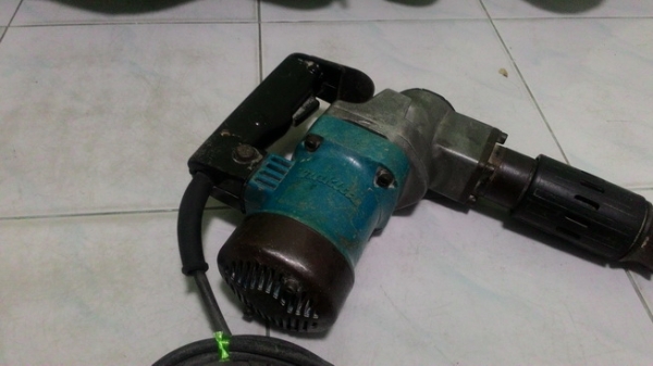 เครื่องสกัดคอนกรีต makita รุ่น 0810 แท้ๆ สภาพพร้อมทำงานได้เลยครับ