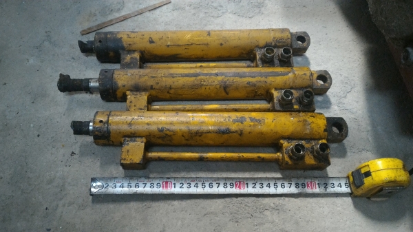 กระบอกไฮดรอลิกระยะเลื่อนสุด 25 ซม. ความโตกระบอกประมาณ 50 มม. แกนโต 28 มม.