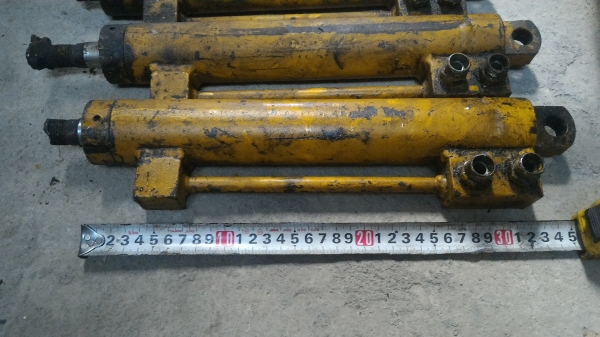 กระบอกไฮดรอลิกระยะเลื่อนสุด 25 ซม. ความโตกระบอกประมาณ 50 มม. แกนโต 28 มม.