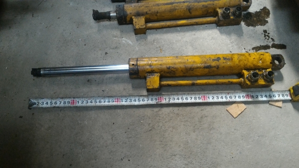 กระบอกไฮดรอลิกระยะเลื่อนสุด 25 ซม. ความโตกระบอกประมาณ 50 มม. แกนโต 28 มม.