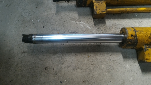 กระบอกไฮดรอลิกระยะเลื่อนสุด 25 ซม. ความโตกระบอกประมาณ 50 มม. แกนโต 28 มม.