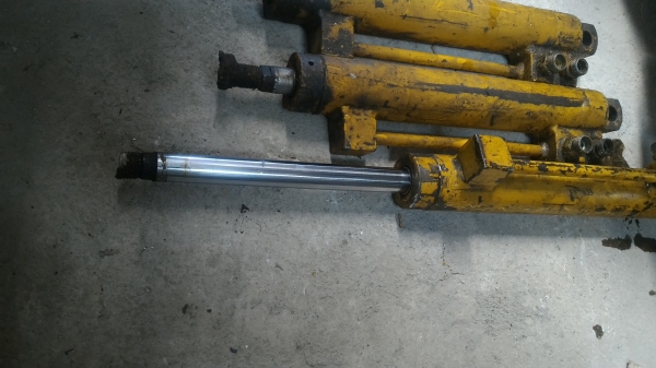 กระบอกไฮดรอลิกระยะเลื่อนสุด 25 ซม. ความโตกระบอกประมาณ 50 มม. แกนโต 28 มม.