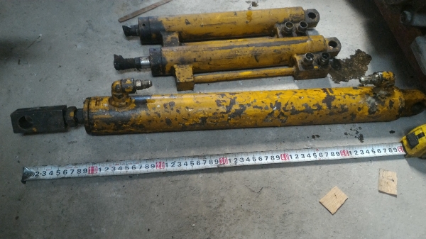 กระบอกไฮดรอลิกระยะเลื่อนสุด 40-45 ซม. ความโตกระบอกประมาณ 50 มม. แกนโต 28 มม.