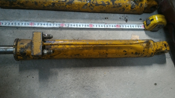 กระบอกไฮดรอลิกระยะเลื่อนสุด 40-45 ซม. ความโตกระบอกประมาณ 50 มม. แกนโต 28 มม.