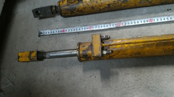 กระบอกไฮดรอลิกระยะเลื่อนสุด 40-45 ซม. ความโตกระบอกประมาณ 50 มม. แกนโต 28 มม.