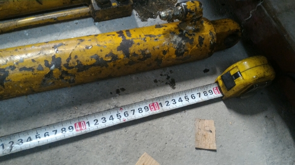 กระบอกไฮดรอลิกระยะเลื่อนสุด 40-45 ซม. ความโตกระบอกประมาณ 50 มม. แกนโต 28 มม.