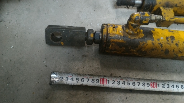 กระบอกไฮดรอลิกระยะเลื่อนสุด 40-45 ซม. ความโตกระบอกประมาณ 50 มม. แกนโต 28 มม.