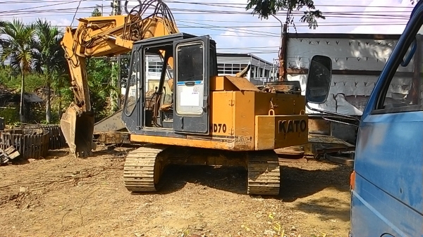 รถแบคโฮ KATO HD70 เปิดราคา 350,000 บาท.