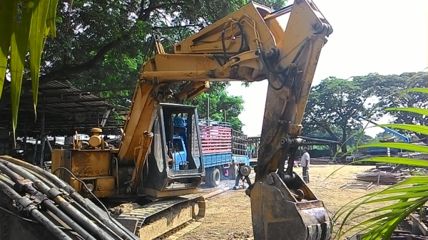 รถแบคโฮ KATO HD70 เปิดราคา 350,000 บาท.