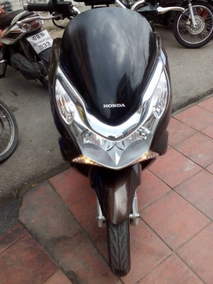 ขาย Honda PCX 150 i ปี 56 เดือน พ.ย. สีน้ำตาล เครื่องดีเดิมๆ ชุดสีีมีรอยด้านข้างนิดหน่อย วิ่งน้อย ฝรั่งใช้คนเดียว เล่มพร้อมโอน