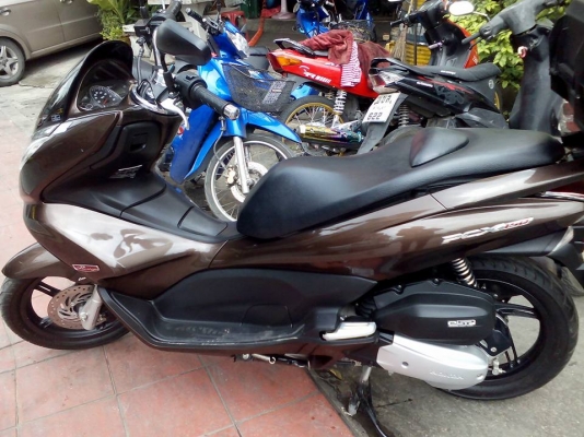 ขาย Honda PCX 150 i ปี 56 เดือน พ.ย. สีน้ำตาล เครื่องดีเดิมๆ ชุดสีีมีรอยด้านข้างนิดหน่อย วิ่งน้อย ฝรั่งใช้คนเดียว เล่มพร้อมโอน