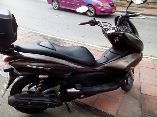 ขาย Honda PCX 150 i ปี 56 เดือน พ.ย. สีน้ำตาล เครื่องดีเดิมๆ ชุดสีีมีรอยด้านข้างนิดหน่อย วิ่งน้อย ฝรั่งใช้คนเดียว เล่มพร้อมโอน