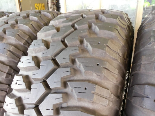 ล้อ emr 320 ลาย mickey thomson พร้อมยาง mud maxxis bighorn สภาพเหมือนยางใหม่