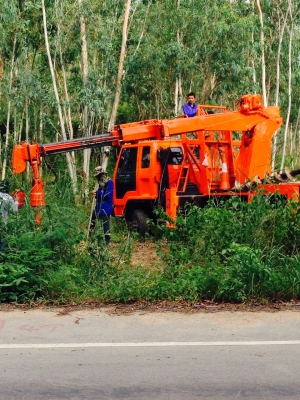 ขายแท่นเครนติดสว่านเจาะเสาเข็มเสาไฟฟ้า สภาพพร้อมยกใส้รถใช้งานได้เลยครับ