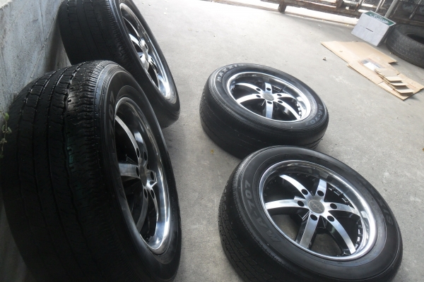 ล้อแม็ก 17นิ้ว 6รู พร้อมยาง สวยๆ 4 ล้อ ราคา 8300 บาท