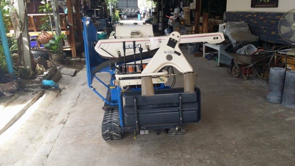 รถนวดข้าวเดินตาม เก่าญี่ปุ่น ISEKI รุ่น HMG60  สภาพสวยพร้อมใช้งาน  นวดข้าวเร็ว ง่าย เคลี่อนย้ายง่าย