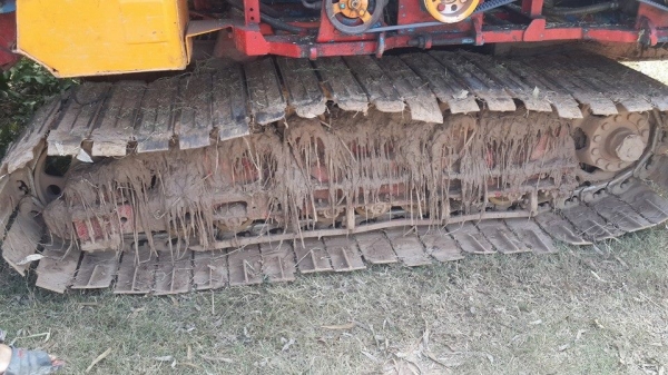 ขายรถเกี่ยวข้าว ศักดิ์พัฒนา ช่วงล่าง10 เครื่อง6HH1 230เทอร์โบว์ ปั๊มไดกิ้น23 เฟรมสวย ลูเลอร์ครบ หน้าเกี่ยว3เมตร ดูรถทำงานได้เลย ขึ้นตู้ใหม่ อุ้ม2.5ตัน