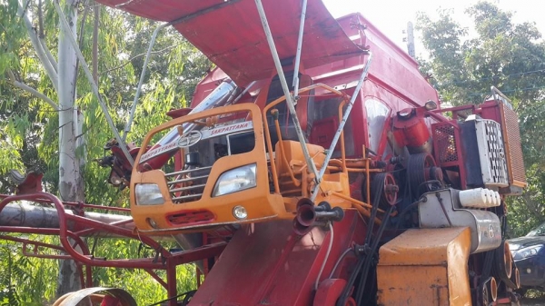 ขายรถเกี่ยวข้าว ศักดิ์พัฒนา ช่วงล่าง10 เครื่อง6HH1 230เทอร์โบว์ ปั๊มไดกิ้น23 เฟรมสวย ลูเลอร์ครบ หน้าเกี่ยว3เมตร ดูรถทำงานได้เลย ขึ้นตู้ใหม่ อุ้ม2.5ตัน