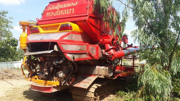 ขายรถเกี่ยวข้าว ศักดิ์พัฒนา ช่วงล่าง10 เครื่อง6HH1 230เทอร์โบว์ ปั๊มไดกิ้น23 เฟรมสวย ลูเลอร์ครบ หน้าเกี่ยว3เมตร ดูรถทำงานได้เลย ขึ้นตู้ใหม่ อุ้ม2.5ตัน