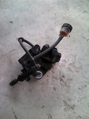 ขายปั้มดิส หลังบนล่าง ราคา 400 บาท ผ้าเบรคเหลือเยอะ