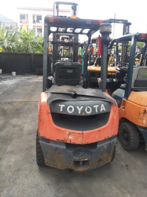 ขายรถ toyota รุ่น 8 ขนาด 3 ตัน ดีเซล เกียร์ ออโต้ ล้อหน้าคู่