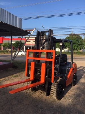 ขายด่วนรถยกเครื่องยนต์ดีเซล TOYOTA รุ่นล่าสุด 8FD35Jขนาด3.5 ตันเสา3 เมตร งาสไลด์ เกียร์ออโต้