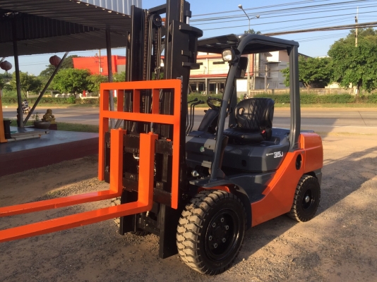 ขายด่วนรถยกเครื่องยนต์ดีเซล TOYOTA รุ่นล่าสุด 8FD35Jขนาด3.5 ตันเสา3 เมตร งาสไลด์ เกียร์ออโต้