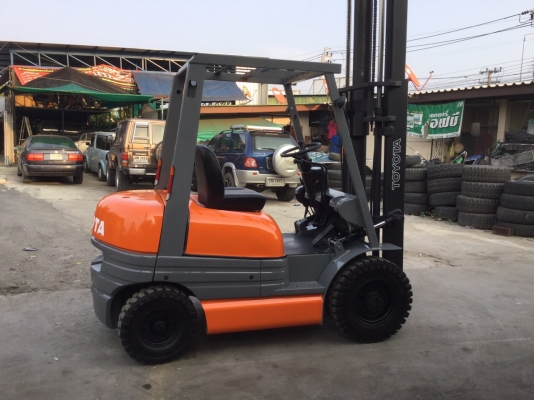 รถฟอล์คลิฟท์ โตโยต้า รุ่น6 เกียออโต้ 2.ตัน เสา 3เมตร พร้อมเปลื่ยนยางครับ