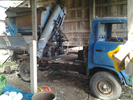 ขายตามสภาพรถนวดข้าว4ล้อกลางนิสสันเครื่องอีซูซุ85แรงตู้นวดสิงเปลือยจัมโบ