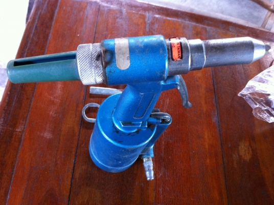 เครื่องย้ำรีเวทใช้ลม