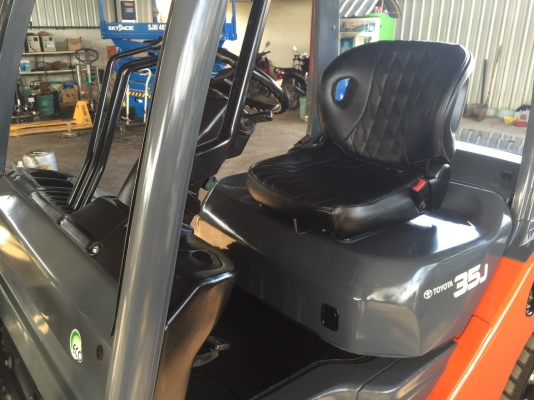 ขายด่วนรถยกเครื่องยนต์ดีเซล TOYOTA รุ่นล่าสุด 8FD35Jขนาด3.5 ตันเสา3 เมตร งาสไลด์ เกียร์ออโต้