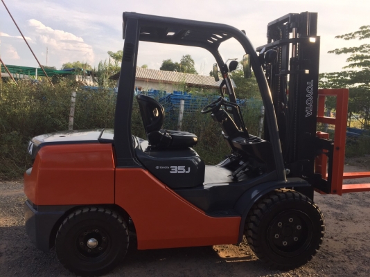 ขายด่วนรถยกเครื่องยนต์ดีเซล TOYOTA รุ่นล่าสุด 8FD35Jขนาด3.5 ตันเสา3 เมตร งาสไลด์ เกียร์ออโต้