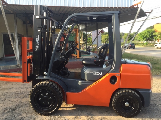 ขายด่วนรถยกเครื่องยนต์ดีเซล TOYOTA รุ่นล่าสุด 8FD35Jขนาด3.5 ตันเสา3 เมตร งาสไลด์ เกียร์ออโต้