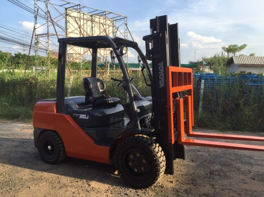 ขายด่วนรถยกเครื่องยนต์ดีเซล TOYOTA รุ่นล่าสุด 8FD35Jขนาด3.5 ตันเสา3 เมตร งาสไลด์ เกียร์ออโต้