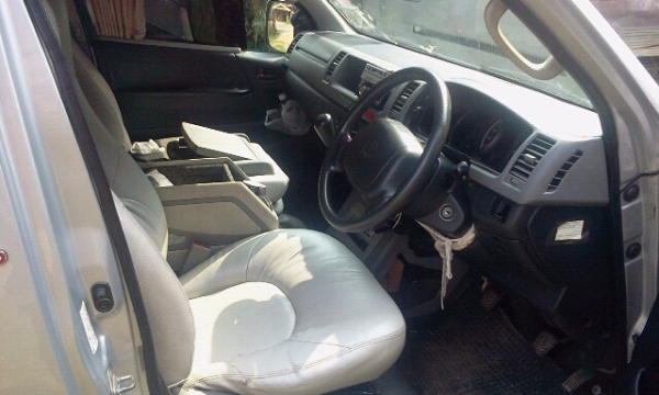 ขายรถตู้ commuter 2.5 ดีเซล สวยมากๆ ปี06 แต่งวีไอพี ราคาถูกครับ