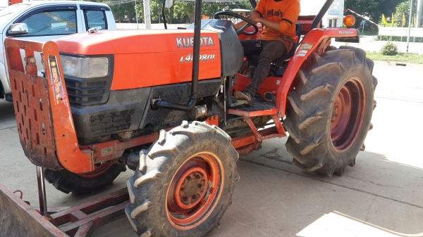 รถแทรกเตอร์L4508 พร้อมใบมีดดันดินหน้า รถแทรกเตอร์L4508 พร้อมใบมีดดันดินหน้า