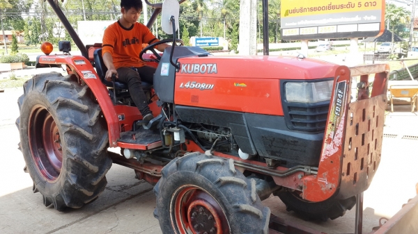 รถแทรกเตอร์L4508 พร้อมใบมีดดันดินหน้า รถแทรกเตอร์L4508 พร้อมใบมีดดันดินหน้า