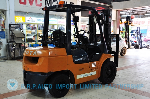 ขายรถโฟล์คลิฟท์มือสอง TOYOTA รุ่น 7FG30 ราคา 355,000 บาท นำเข้าจากประเทศญี่ปุ่น 100\% ไม่เคยใช้งานในไทย