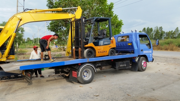 ขายด่วนรถยก TOYOTA 7FD ดีเซลยก1.5ตันเสาสูง3เมตรเกียร์ออโต้ยางตันหน้าหลังรถนอกนำเข้ายังไม่เคยใช้งานในเมืองไทยเลย=รุ่นใหม่ขายถูกๆๆ