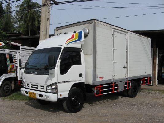 ขาย 6 ล้อ ตู้แห้ง 3 บาน อีซูซุ NQR 150 แรง ยาว 5.50 ม.ปี 2007 พร้อมใช้งาน สภาพกว่า 90 \% สวยกิ๊ป ๆ  ชมรถก่อนได้ครับ สนใจติดต่อได้ที่ 081-9425443   ,  081-5715326