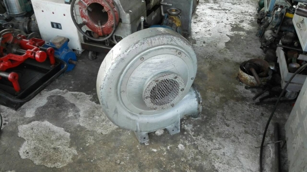 ===== Sold Out!! ===== โบวเวอร์เสื้ออลูมิเนียม 5.5 HP. 380V. 2850 RPM. สภาพสวย ลมแรง วิ่งเงียบ พร้อมใช้งาน.