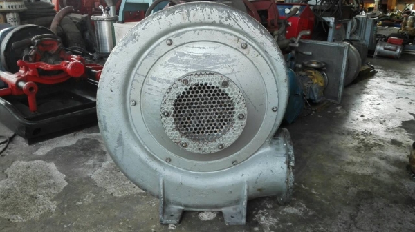 ===== Sold Out!! ===== โบวเวอร์เสื้ออลูมิเนียม 5.5 HP. 380V. 2850 RPM. สภาพสวย ลมแรง วิ่งเงียบ พร้อมใช้งาน.