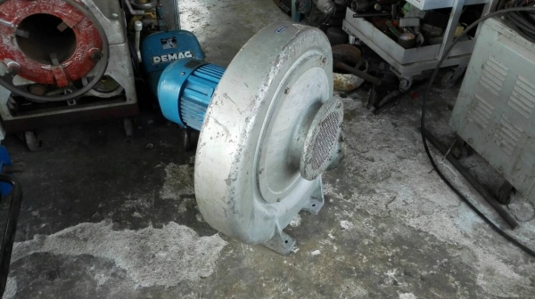 ===== Sold Out!! ===== โบวเวอร์เสื้ออลูมิเนียม 5.5 HP. 380V. 2850 RPM. สภาพสวย ลมแรง วิ่งเงียบ พร้อมใช้งาน.